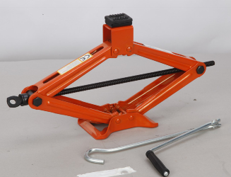 使用車載千斤頂未熄火，險些釀成大事故