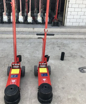 垃圾車壓住環衛工人右腳，消防人員用氣動液壓千斤頂頂開車身