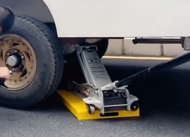 臥式千斤頂的腳輪是否會影響到千斤頂的穩定性